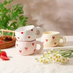 كوب سيراميك مصنوع يدويًا على شكل قلب