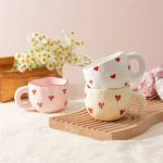 ⁦كوب سيراميك مصنوع يدويًا على شكل قلب⁩ - الصورة ⁦5⁩